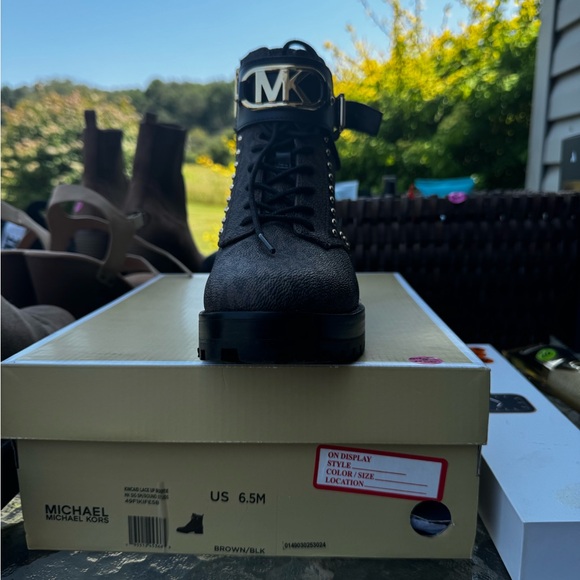 Brand new Micheal Kors boots! Size 6.5 - Picture 3 of 4